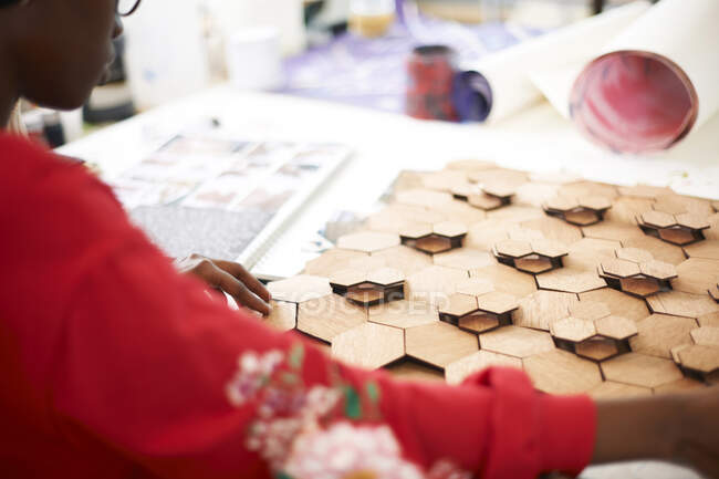 Artiste féminine avec l'art du bois 3D dans le studio d'art — Photo de stock