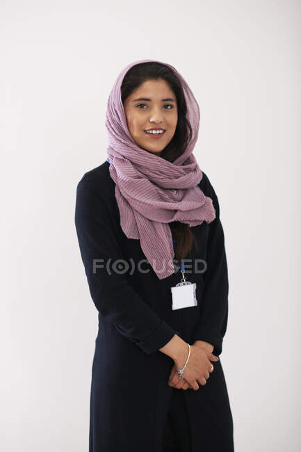 Portrait confiant jeune femme portant hijab — Photo de stock