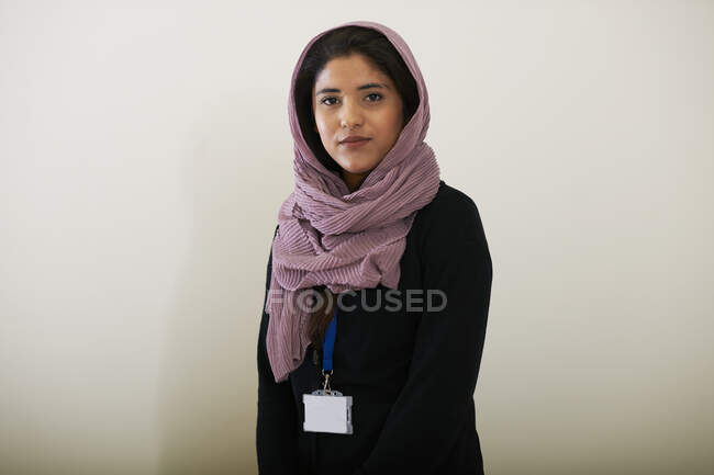 Retrato confiado joven mujer usando hijab - foto de stock