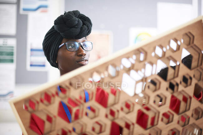 Artiste féminine en foulard dhuku travaillant dans un atelier d'art — Photo de stock