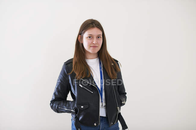 Уверенная в себе молодая женщина в кожаной куртке — стоковое фото