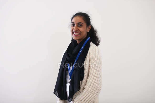 Ritratto fiduciosa giovane donna indiana — Foto stock