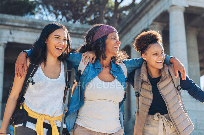 Mère et filles heureuses et insouciantes marchant — Photo de stock