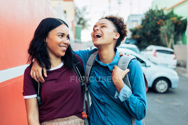 Mujeres jóvenes felices y despreocupadas - foto de stock
