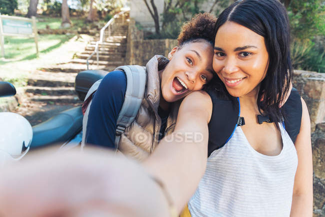 Punto de vista selfie de las mujeres jóvenes felices juguetonas - foto de stock