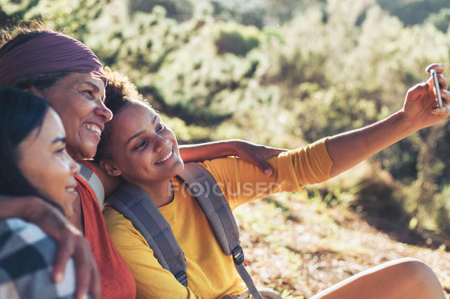 Счастливая мать и дочери делают селфи с камерой телефона — стоковое фото
