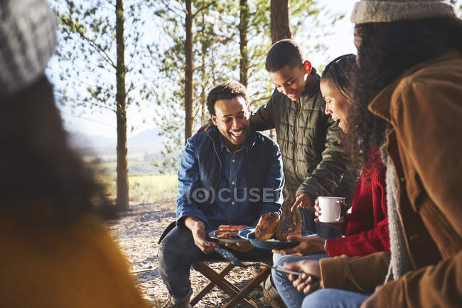 Família comendo no acampamento — Fotografia de Stock