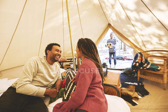 Pareja feliz relajándose en el camping yurt - foto de stock