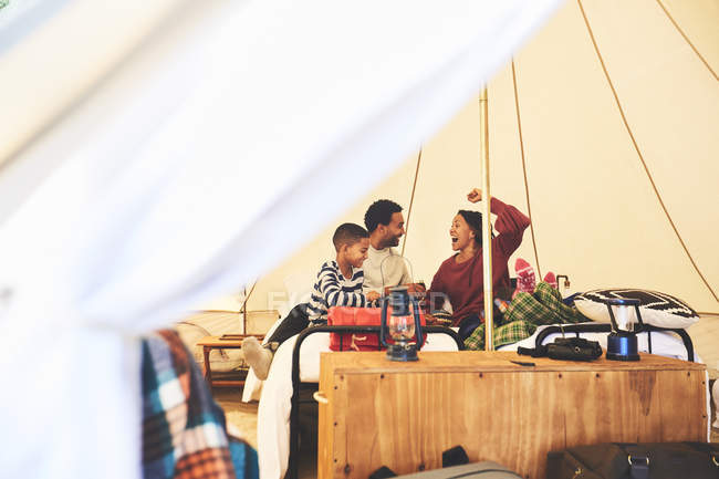 Familia feliz relajándose en camping yurta - foto de stock