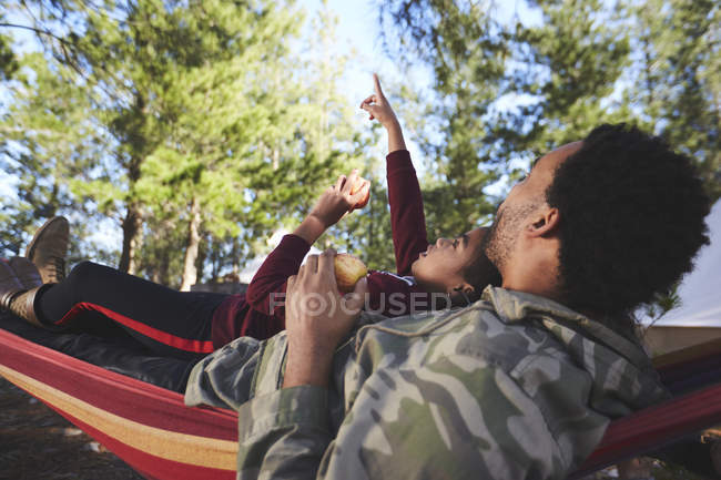 Vater und Tochter relaxen in Hängematte unter Bäumen im Wald — Stockfoto