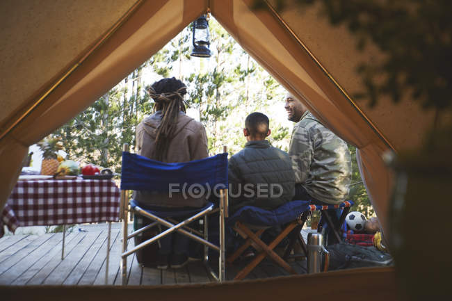 Famille relaxant à l'extérieur de la yourte camping — Photo de stock