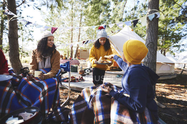 Manger en famille au camping dans les bois — Photo de stock