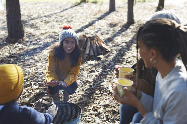 Glückliche Familie entspannt sich am Campinggrill auf sonnigem Campingplatz — Stockfoto