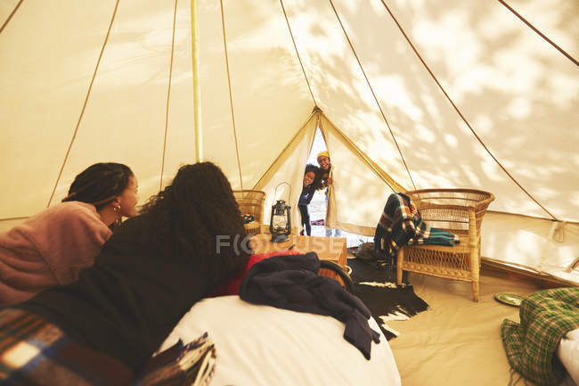 Niños curiosos espiando dentro de la yurta de camping - foto de stock