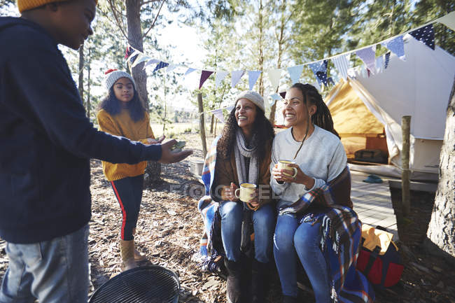 Lesbisches Paar mit Kindern auf dem Campingplatz — Stockfoto