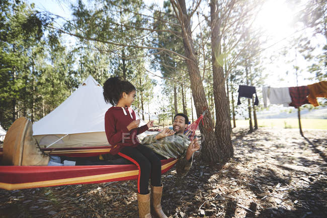 Vater und Tochter in Hängematte auf sonnigem Campingplatz im Wald — Stockfoto