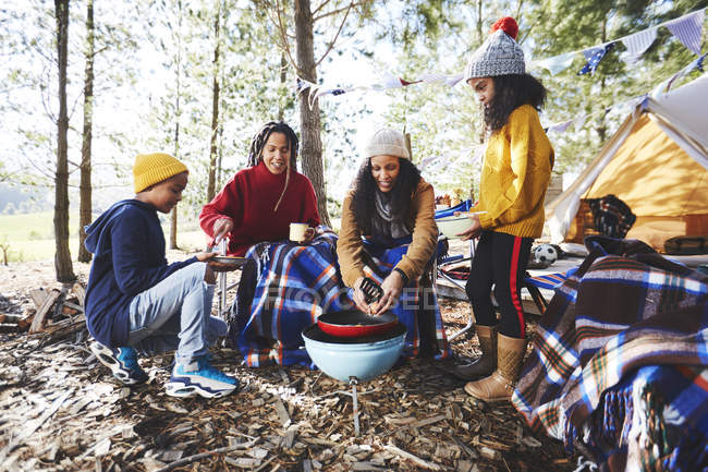 Coppia lesbica e bambini che cucinano alla griglia del campeggio — Foto stock