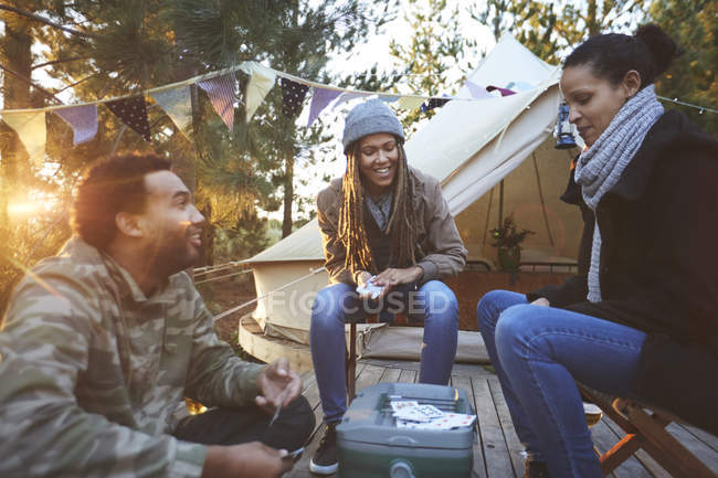Freunde beim Kartenspielen auf dem Campingplatz — Stockfoto