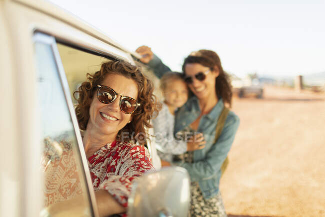 Портрет счастливых женщин нескольких поколений в фургоне на солнечном пляже — стоковое фото