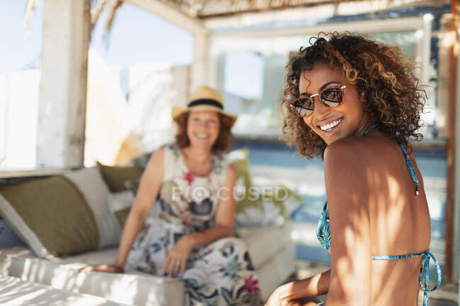 Ritratto madre felice e figlia adulta sul patio soleggiato della spiaggia — Foto stock