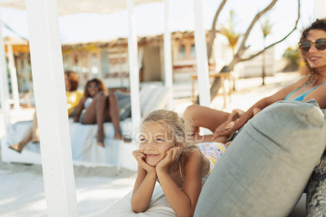 Menina despreocupada relaxante no pátio da praia — Fotografia de Stock