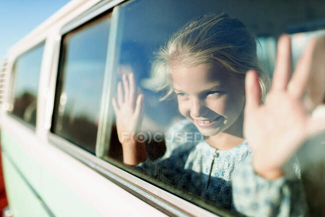 Felice, spensierata ragazza cavalcando in furgone soleggiato — Foto stock