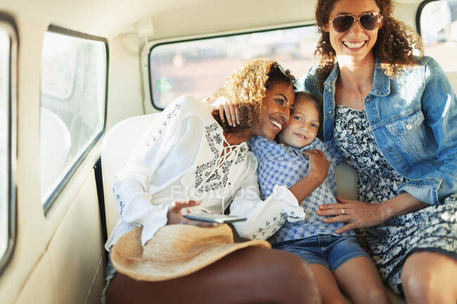 Glückliche Frauen und Mädchen fahren im Lieferwagen — Stockfoto
