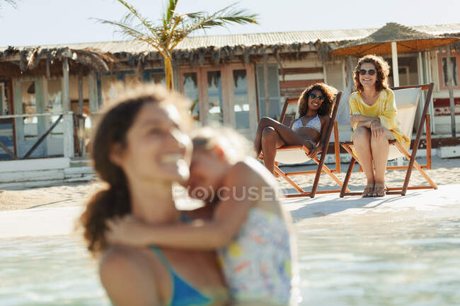 Donne felici sulla spiaggia soleggiata — Foto stock