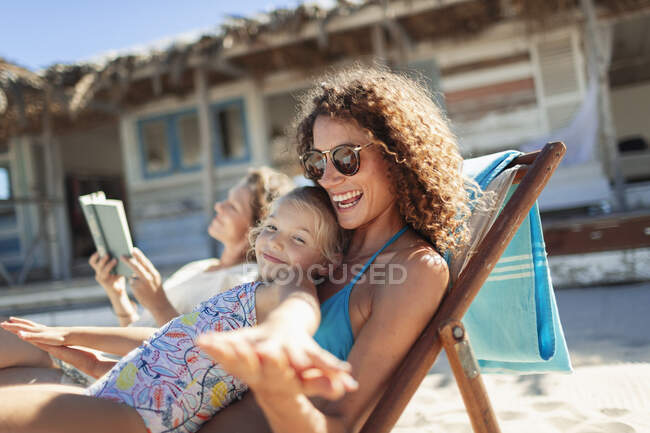 Счастливая мать и дочь на солнечном пляже — стоковое фото