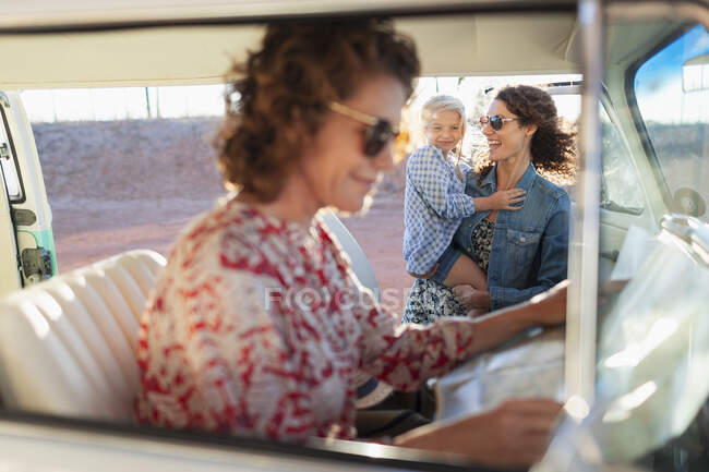 Жінки багатьох поколінь з картою у фургоні — стокове фото