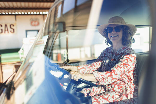 Портрет безтурботної жінки, що керує фургоном — стокове фото