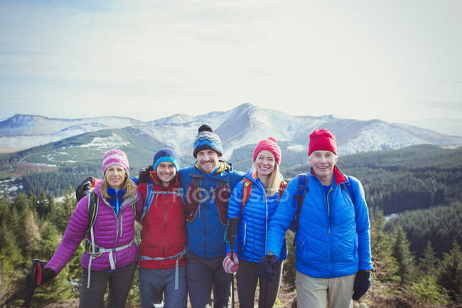 Porträt einer glücklichen Familie beim Bergwandern — Stockfoto