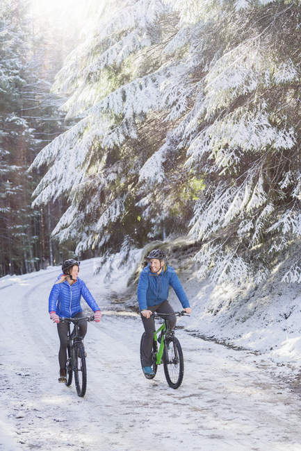 Coppia mountain bike sulla neve — Foto stock