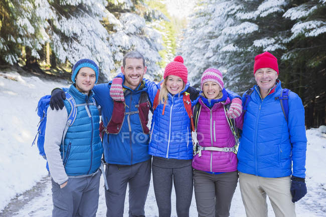Familia feliz senderismo en el bosque - foto de stock