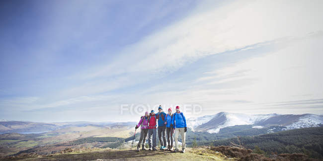 Portrait de randonnée familiale en montagne — Photo de stock