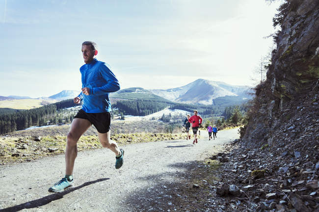 Amici che fanno jogging sul sentiero di montagna — Foto stock