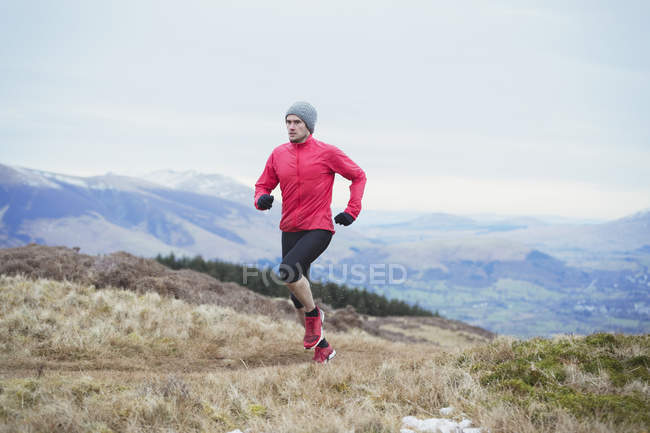 Man jogging on mountain — Stock Photo