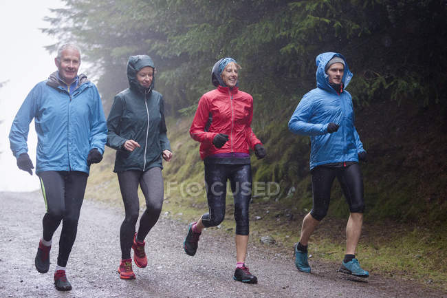 Jogging en famille sous la pluie — Photo de stock
