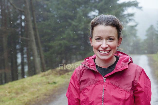 Porträt einer lächelnden Frau im Wald — Stockfoto