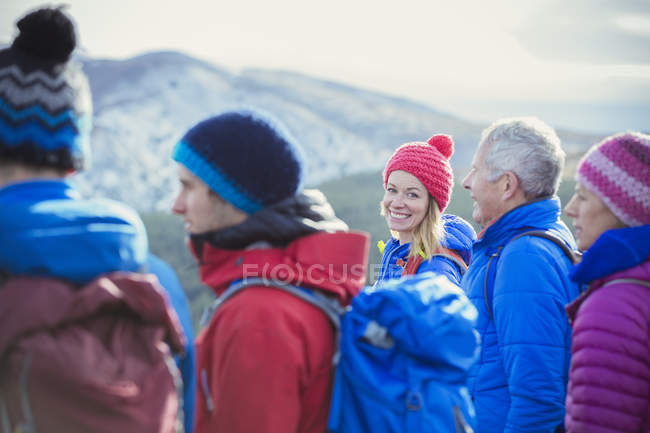 Caminhadas em família na montanha — Fotografia de Stock