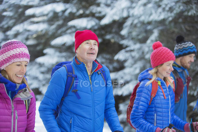 Senderismo familiar en la nieve - foto de stock