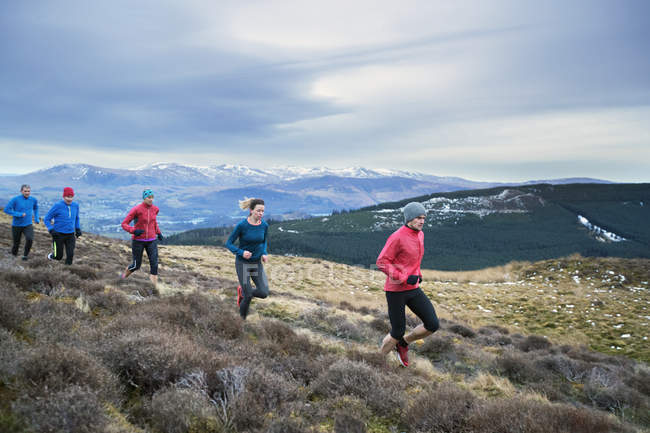Amigos correndo na trilha da montanha — Fotografia de Stock