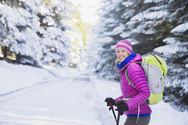 Femme randonnée dans la neige — Photo de stock