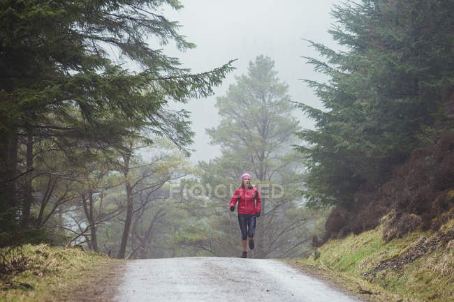 Женщина, бегущая в лесу — стоковое фото