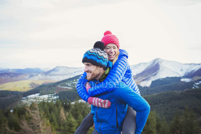 Happy couple on mountaintop — Stock Photo