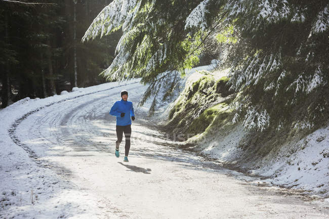 Homme jogging dans la neige — Photo de stock
