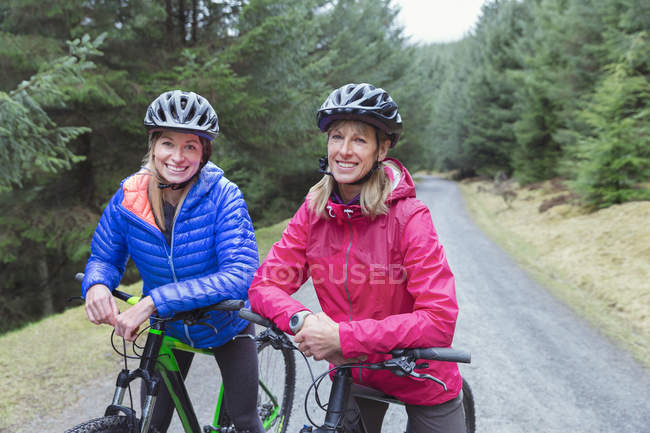 Mother and daughter mountain biking — Stock Photo