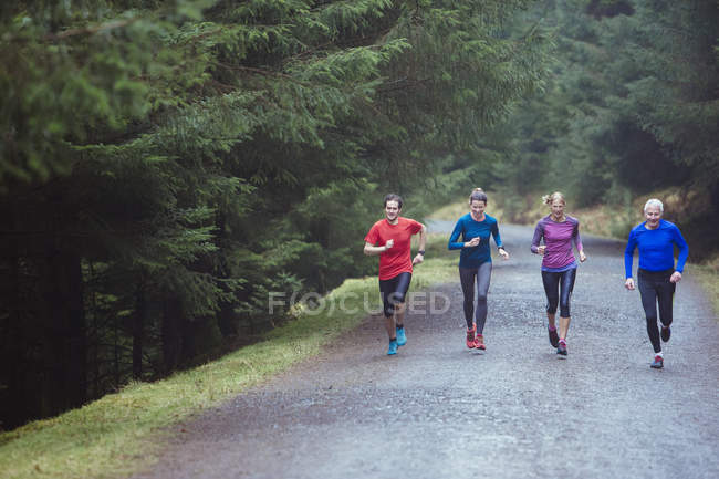 Corsa in famiglia nel bosco — Foto stock
