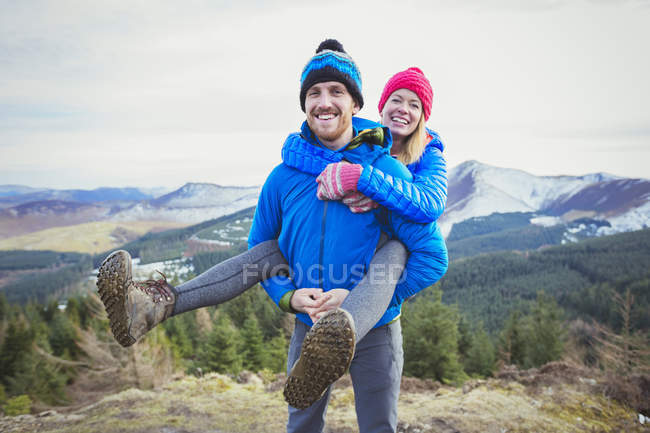 Happy couple on mountaintop — Stock Photo