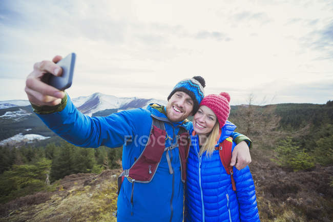 Coppia scattare selfie in cima alla montagna — Foto stock